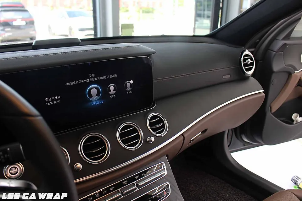 Mercedes-Benz Eクラスのカーラッピング事例｜3Mマットブラック 施工写真 3-3