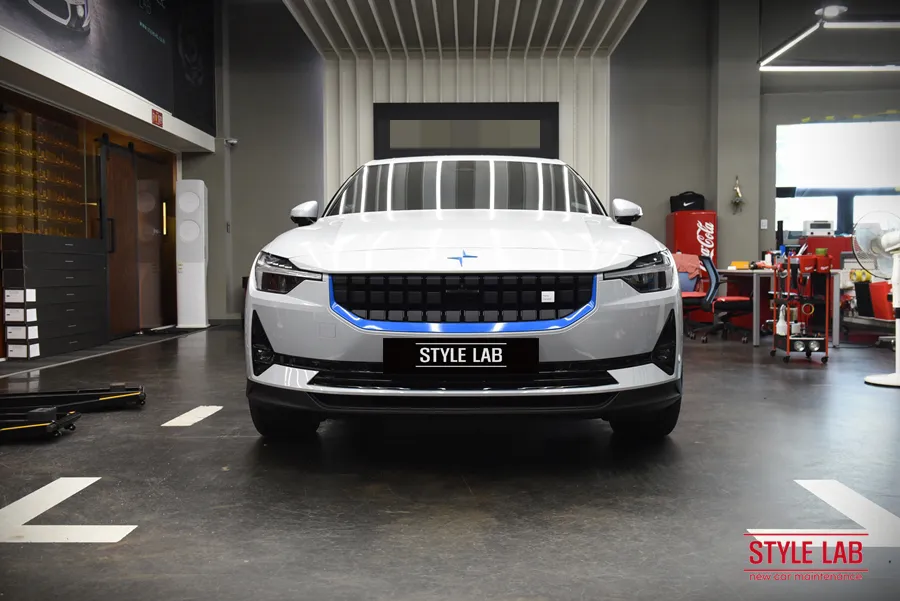 Volvo 2のカーラッピング事例 施工写真 2-2