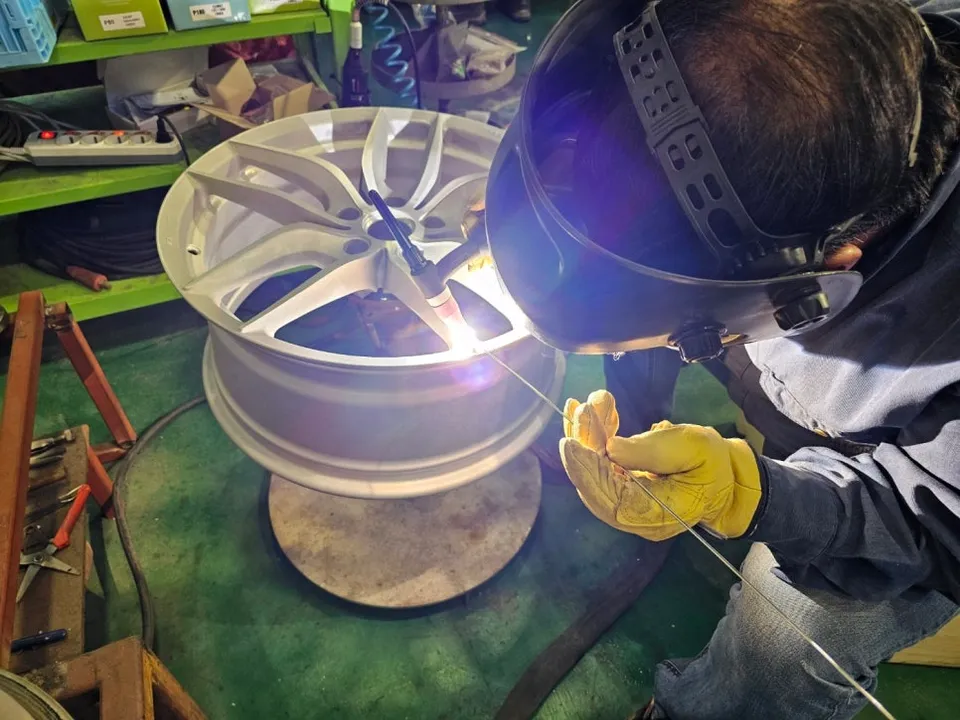 Hyundai Santa Fe DM wheel repair - Hyundai Santa Fe DM Wheel Repair & Painting Review - Custom Two-T photo 3