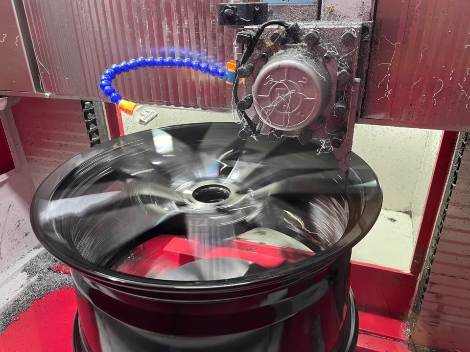 Hyundai Santa Fe DM wheel repair - Hyundai Santa Fe DM Wheel Repair & Painting Review - Custom Two-T photo 4