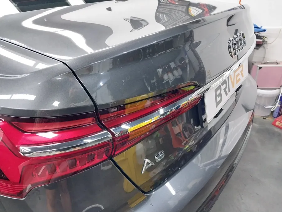 Audi A6のカーラッピング事例｜クローム除去で洗練された印象に 施工写真 3-2