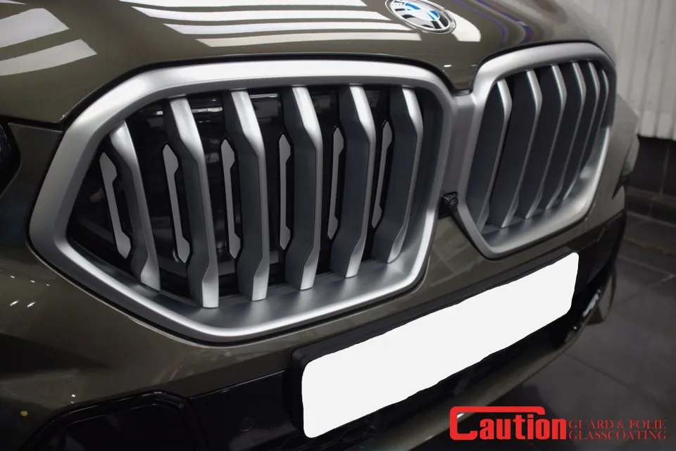BMW X6のカーラッピング事例｜サテンブラックで高級感アップ 施工写真 2-1