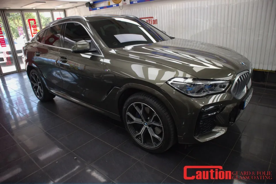 BMW X6のカーラッピング事例｜サテンブラックで高級感アップ 施工写真 3-1