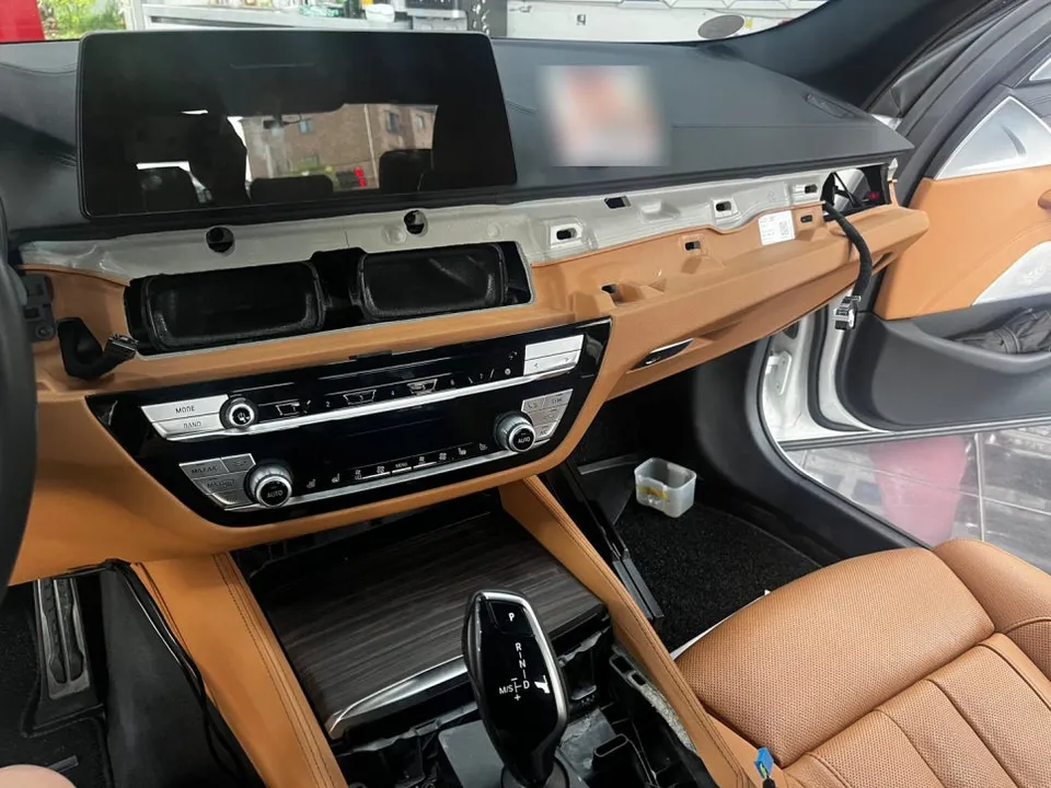 BMW 5 Series G30のカーラッピング事例｜費用目安・仕上がり 施工写真 2-3