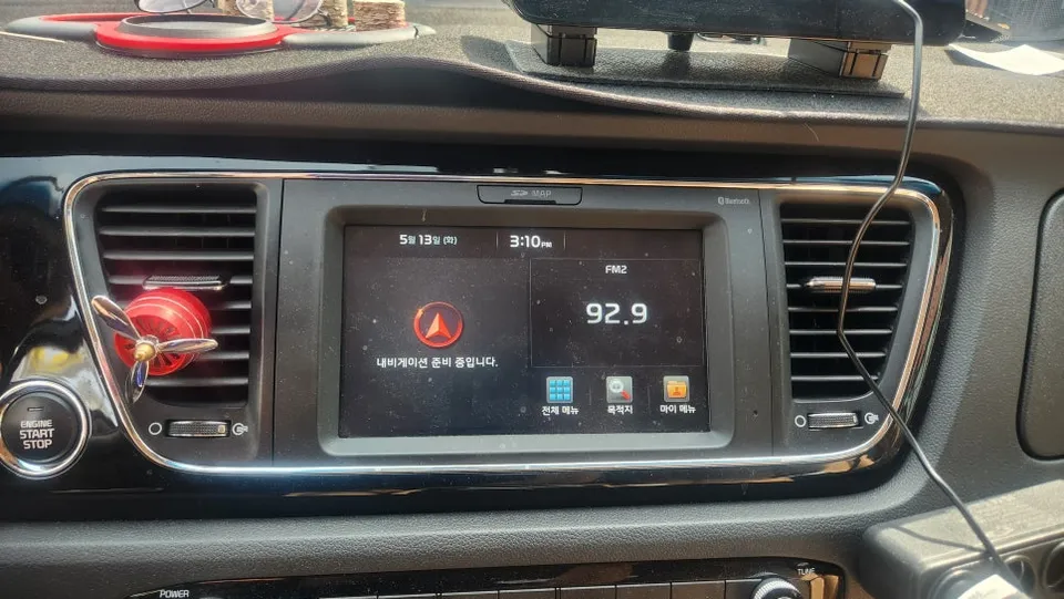 Kia Carnival KA4のAndroid Auto・CarPlay取付事例 施工写真 1