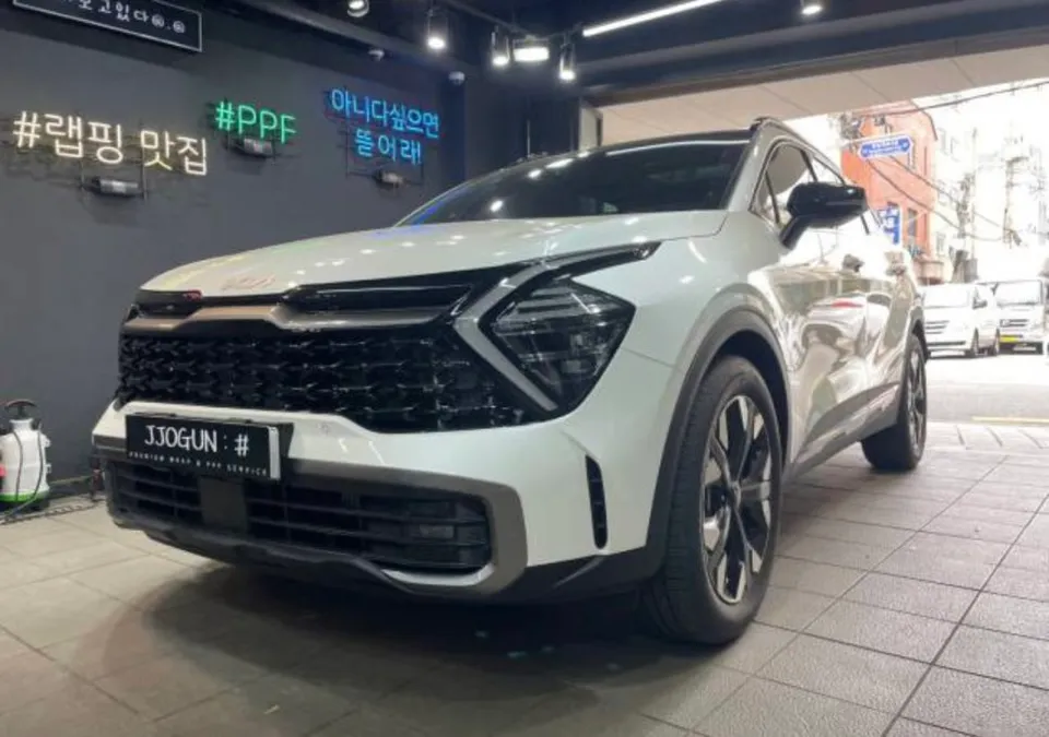 Kia Sportageのカーラッピング事例|クロームパーツのブラック化 施工写真 2-1