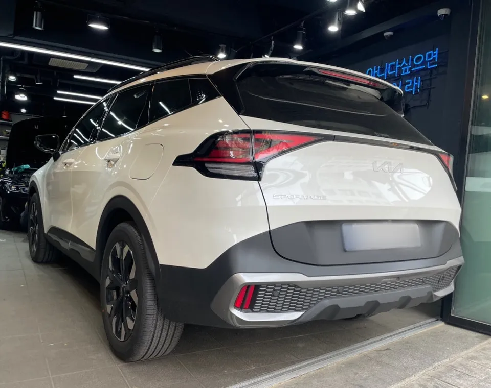 Kia Sportageのカーラッピング事例|クロームパーツのブラック化 施工写真 3-1