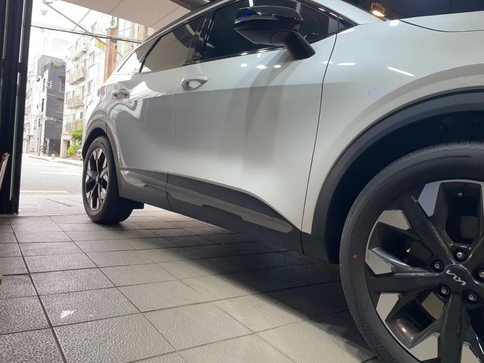 Kia Sportageのカーラッピング事例|クロームパーツのブラック化 施工写真 2-2