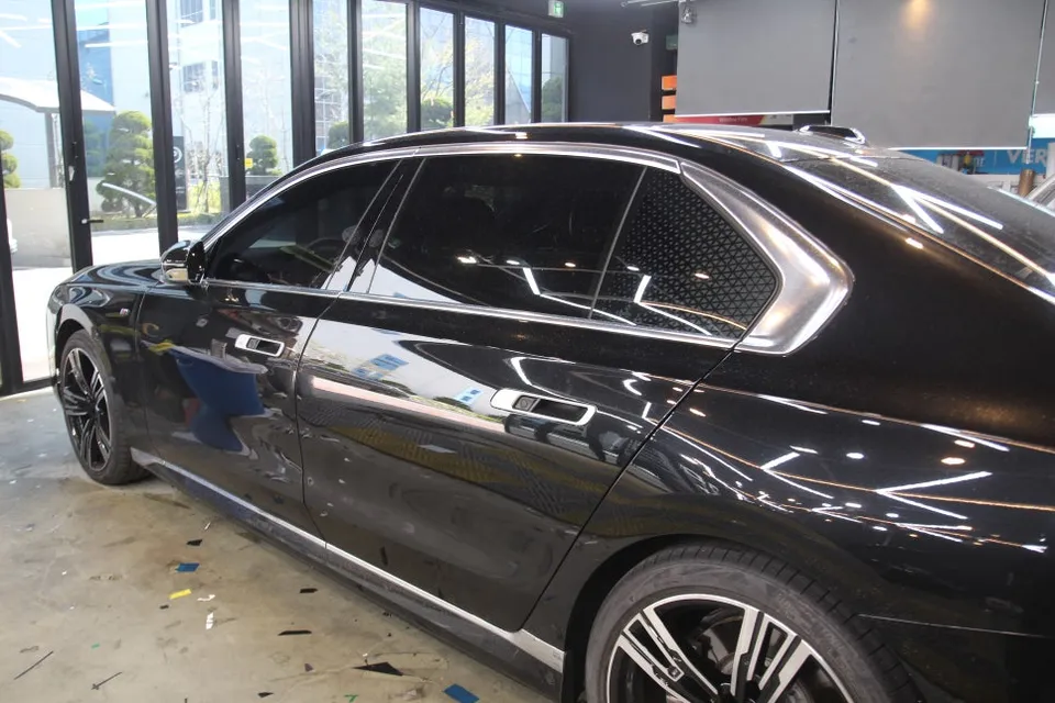 BMW i7 vinyl wrap - BMW i7 Vinyl Wrap Review: Chrome Delete Cost & Results photo 3
