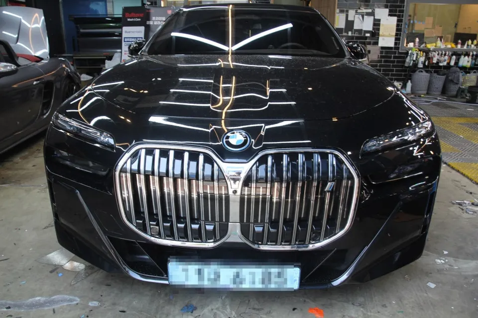 BMW i7 vinyl wrap - BMW i7 Vinyl Wrap Review: Chrome Delete Cost & Results photo 4