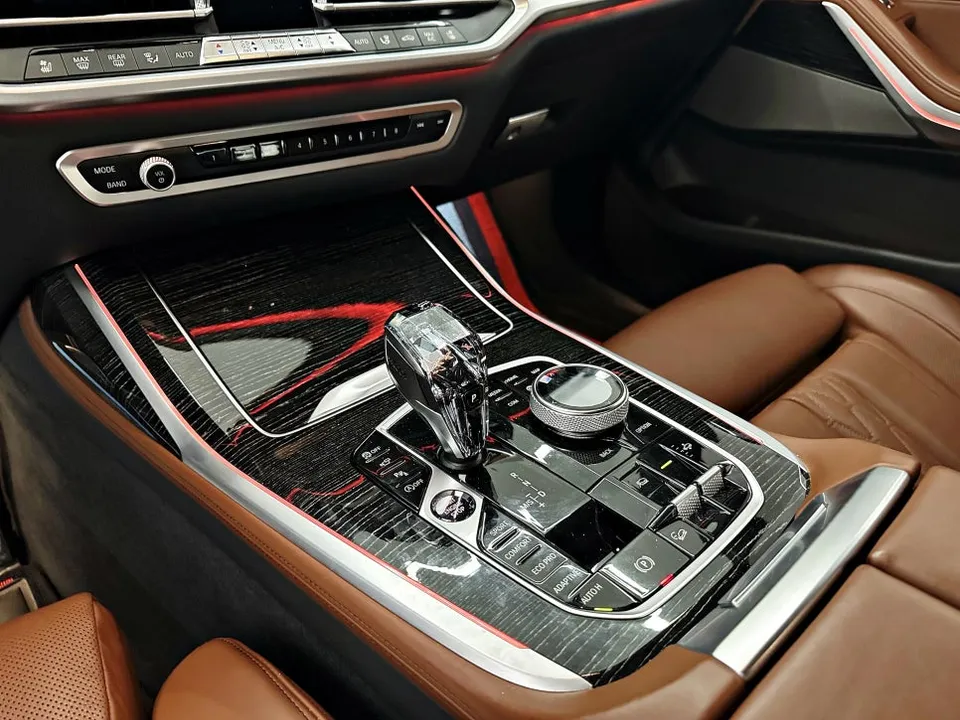 BMW X7のカーラッピング事例｜無光カーボンで高級感アップ 施工写真 2-1