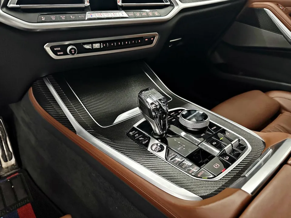 BMW X7のカーラッピング事例｜無光カーボンで高級感アップ 施工写真 3-1