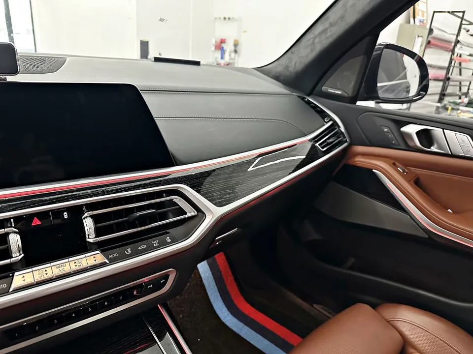 BMW X7のカーラッピング事例｜無光カーボンで高級感アップ 施工写真 1-2