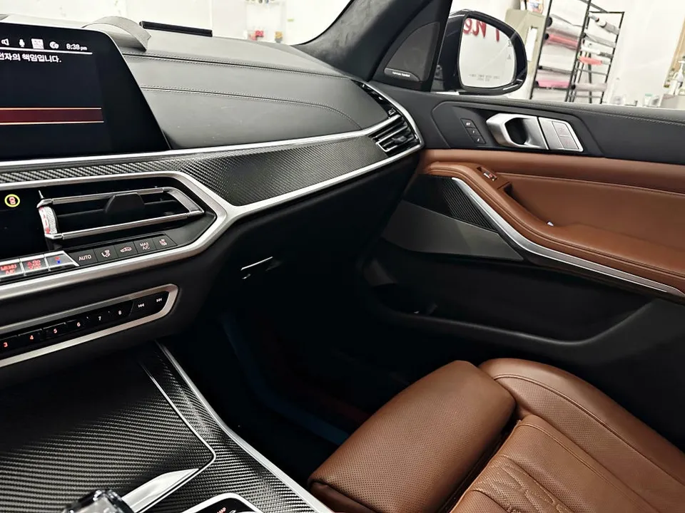 BMW X7のカーラッピング事例｜無光カーボンで高級感アップ 施工写真 2-2
