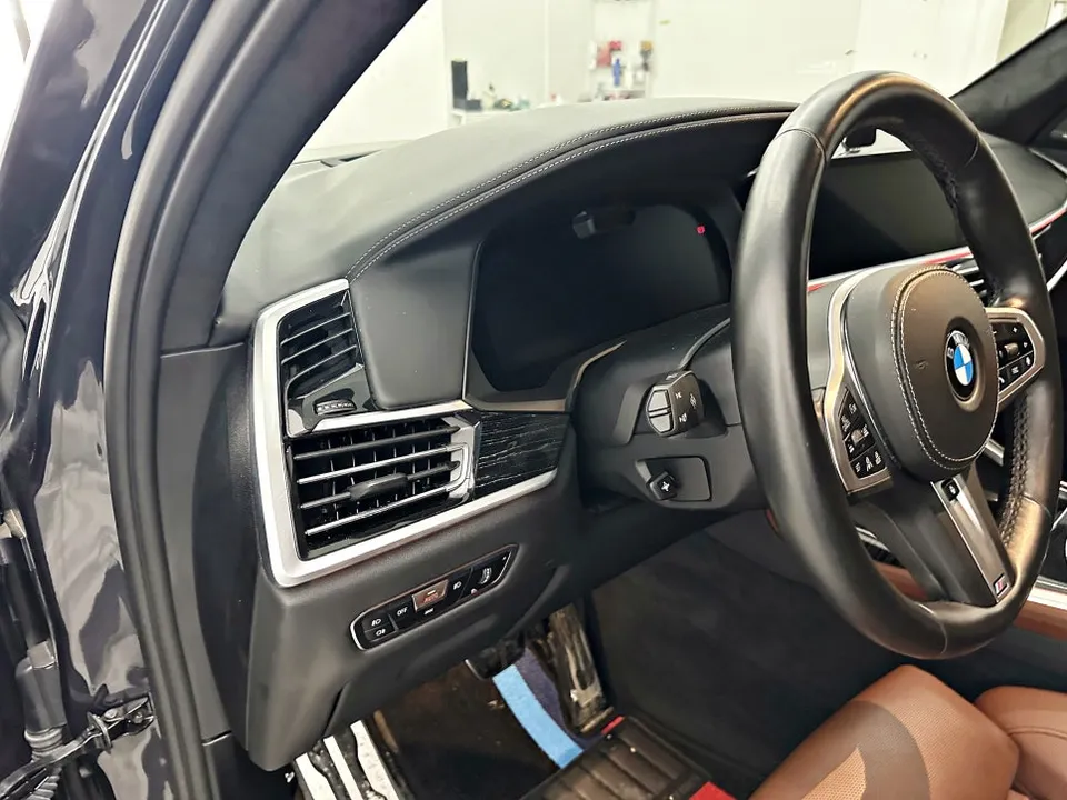 BMW X7のカーラッピング事例｜無光カーボンで高級感アップ 施工写真 3-2
