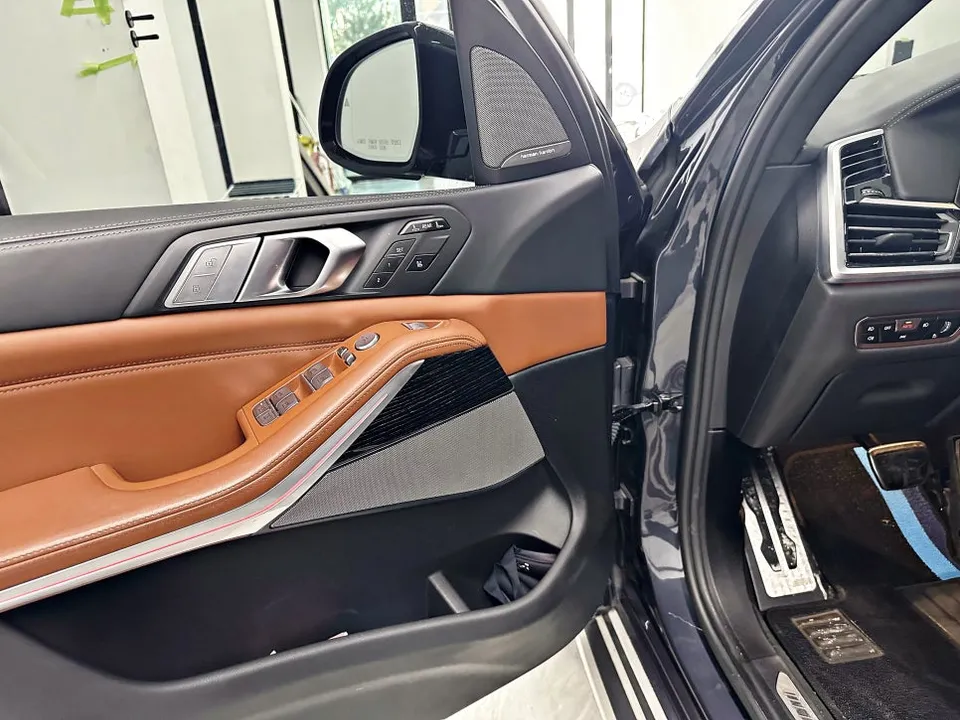 BMW X7のカーラッピング事例｜無光カーボンで高級感アップ 施工写真 2-3