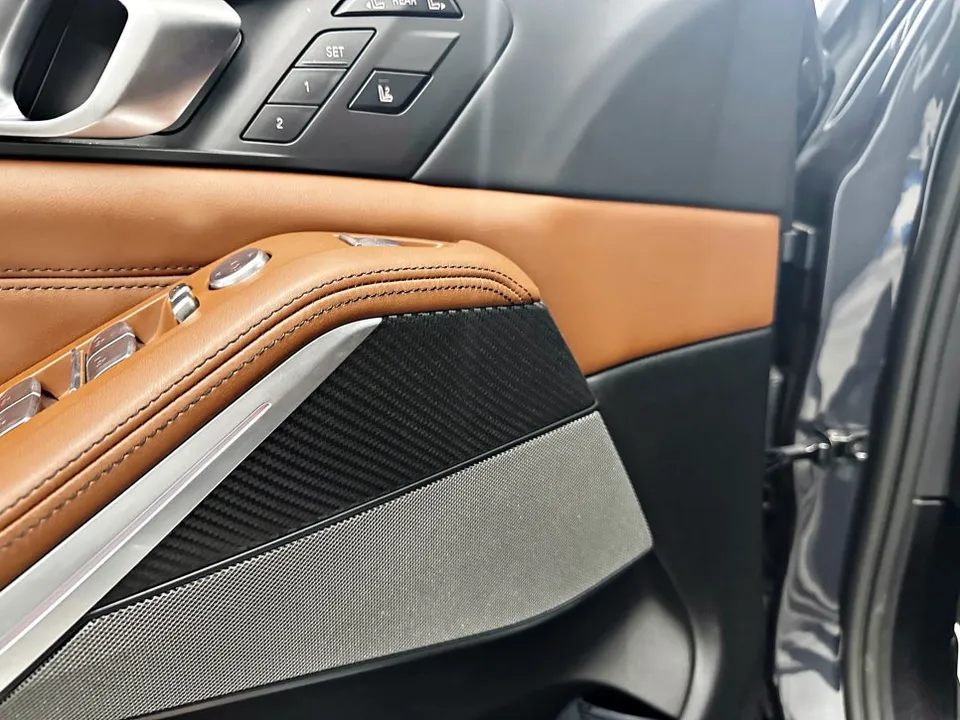 BMW X7のカーラッピング事例｜無光カーボンで高級感アップ 施工写真 3-3