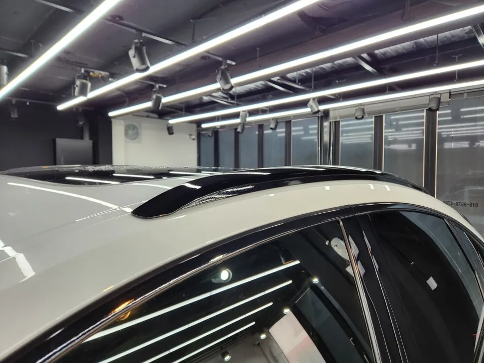Audi Q5のカーラッピング事例|クローム除去と室内保護 施工写真 3-3
