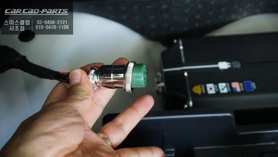 Peugeot 2008のドライブレコーダー取付事例 施工写真 3-1