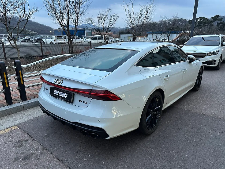 Audi A7のカーラッピング事例：クロームパーツをブラックに 施工写真 2-1