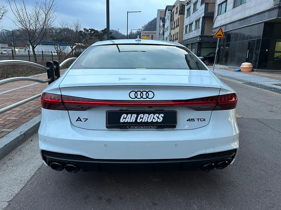 Audi A7のカーラッピング事例：クロームパーツをブラックに 施工写真 3-1