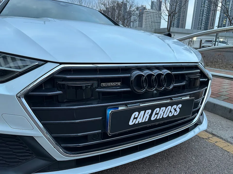 Audi A7のカーラッピング事例：クロームパーツをブラックに 施工写真 1-2
