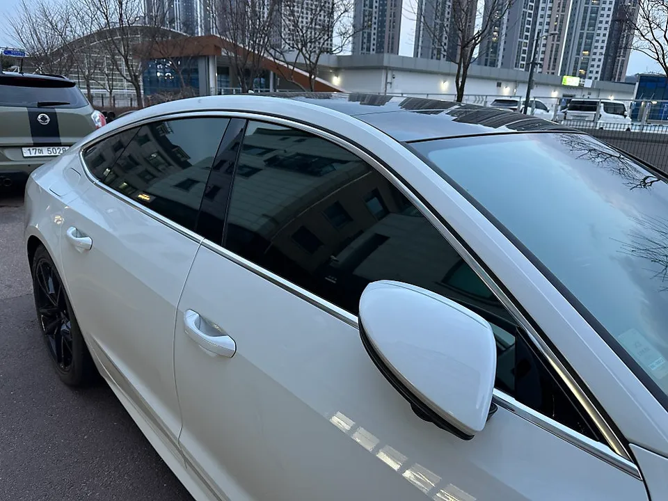 Audi A7のカーラッピング事例：クロームパーツをブラックに 施工写真 2-2