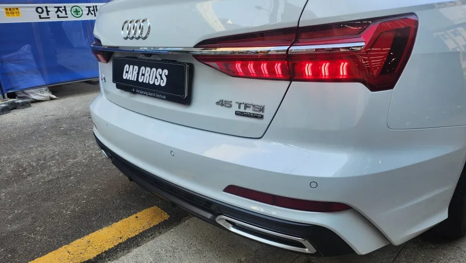 Audi A6のカーラッピング事例｜クローム除去で激変 施工写真 2-2