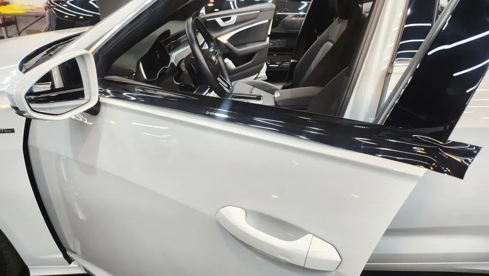 Audi A6のカーラッピング事例｜クローム除去で激変 施工写真 1-3