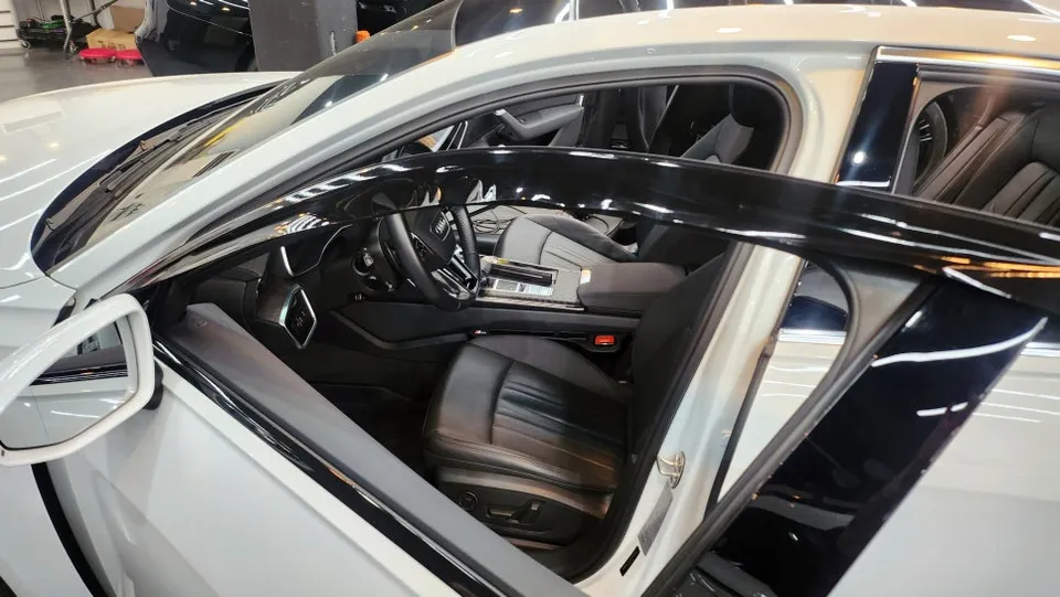 Audi A6のカーラッピング事例｜クローム除去で激変 施工写真 2-3