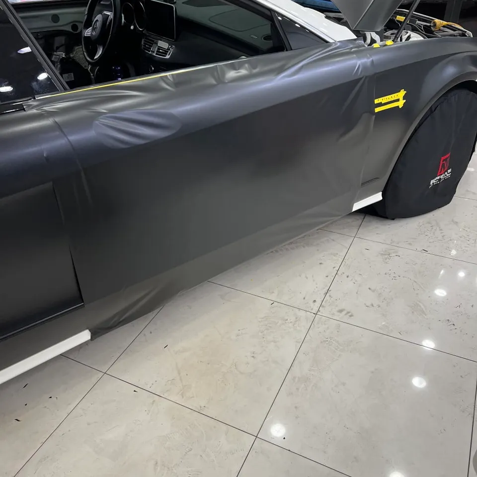 メルセデス・ベンツ CLS63 AMGのカーラッピング事例 施工写真 2-3