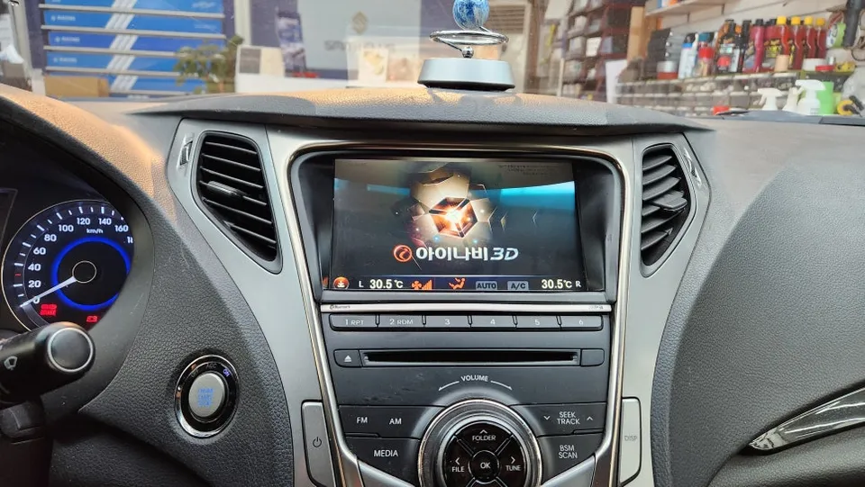 Hyundai Grandeur HGのAndroid Auto・CarPlay取付事例 施工写真 2