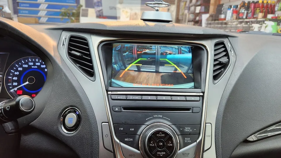 Hyundai Grandeur HGのAndroid Auto・CarPlay取付事例 施工写真 3