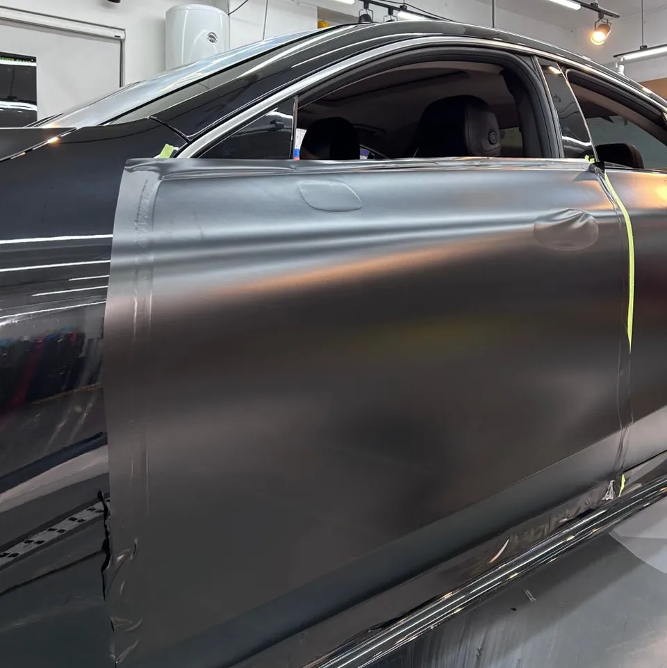 Mercedes-Benz CLSのカーラッピング事例｜サテンブラック 施工写真 1-3