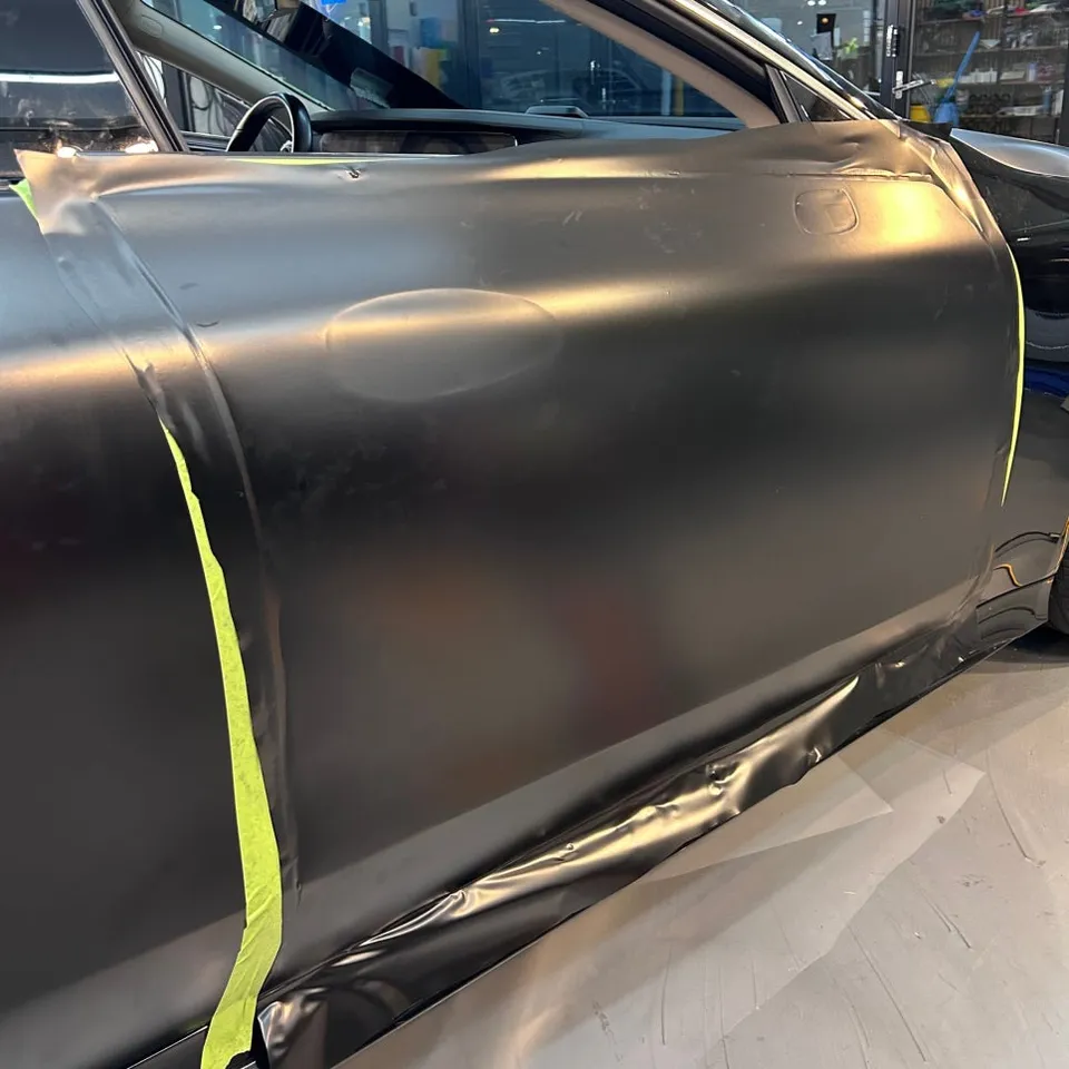 Mercedes-Benz CLSのカーラッピング事例｜サテンブラック 施工写真 2-3
