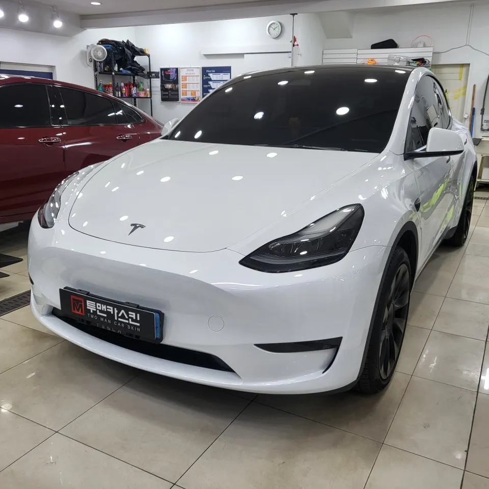 Tesla Model Yのカーラッピング事例｜ヴァンパイアレッド 施工写真 2-1