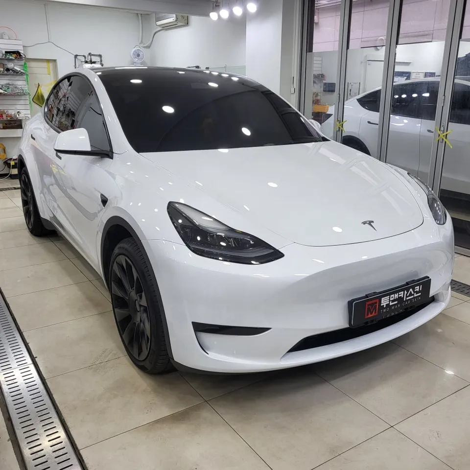 Tesla Model Yのカーラッピング事例｜ヴァンパイアレッド 施工写真 3-1