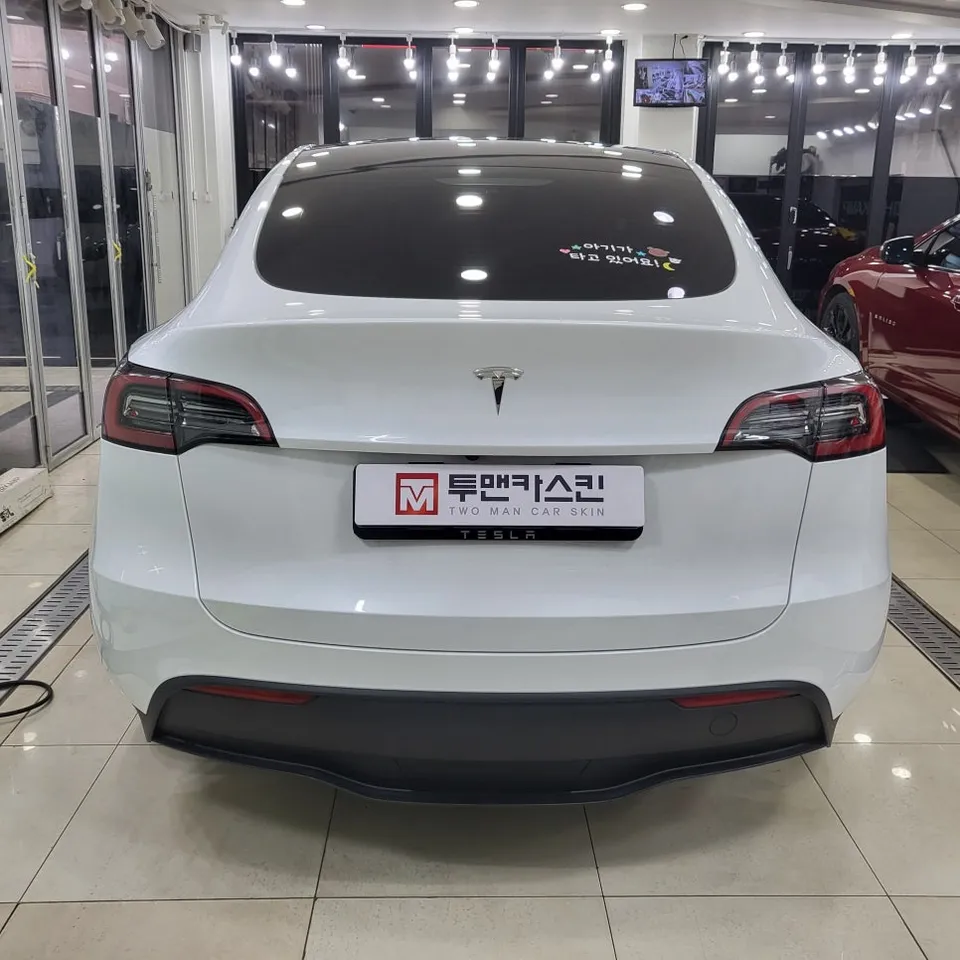 Tesla Model Yのカーラッピング事例｜ヴァンパイアレッド 施工写真 1-2
