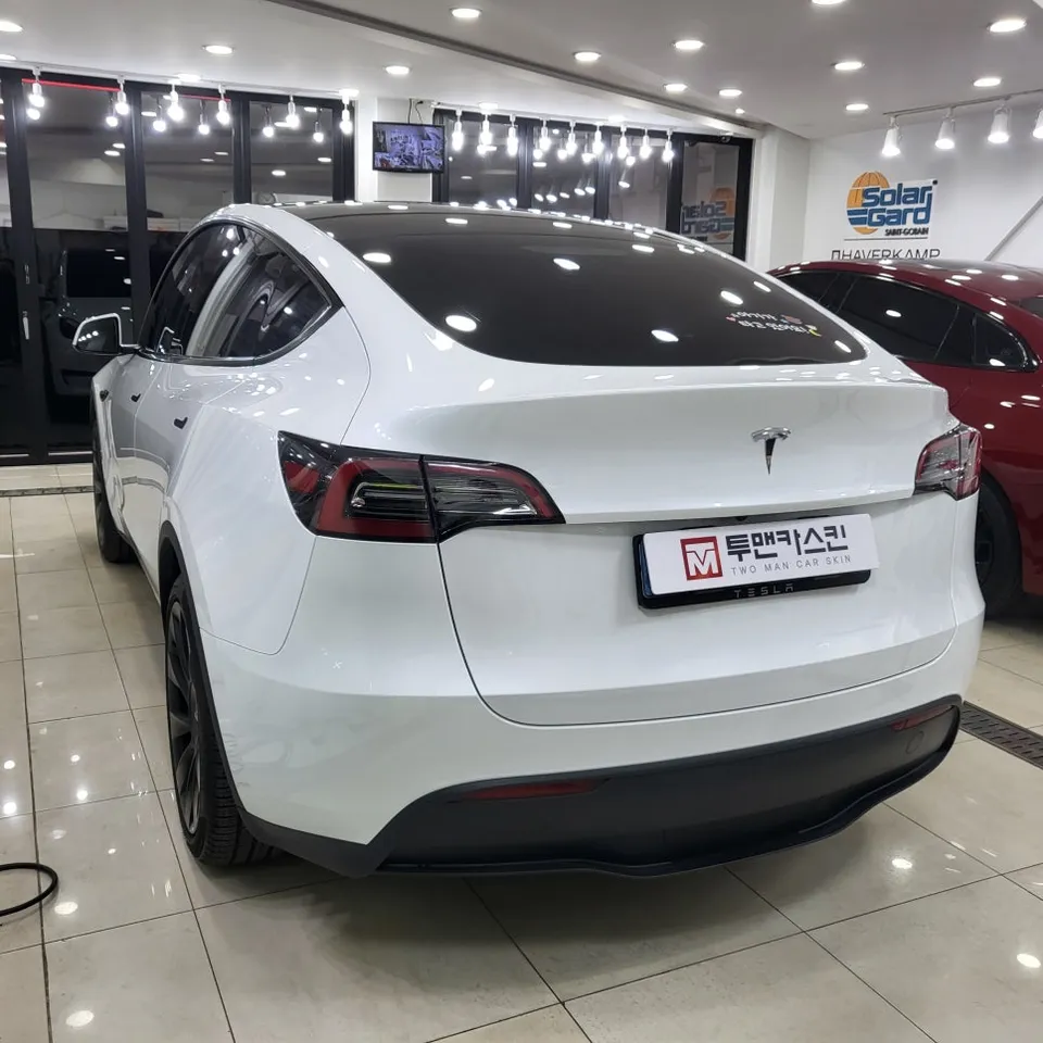 Tesla Model Yのカーラッピング事例｜ヴァンパイアレッド 施工写真 2-2