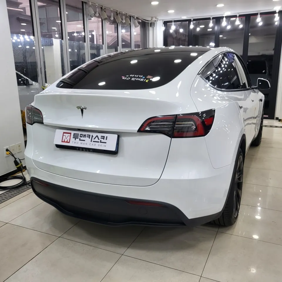 Tesla Model Yのカーラッピング事例｜ヴァンパイアレッド 施工写真 3-2