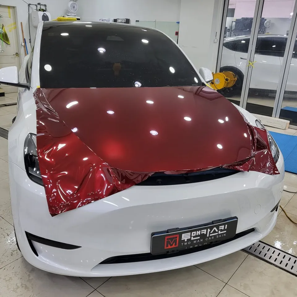 Tesla Model Yのカーラッピング事例｜ヴァンパイアレッド 施工写真 1-3