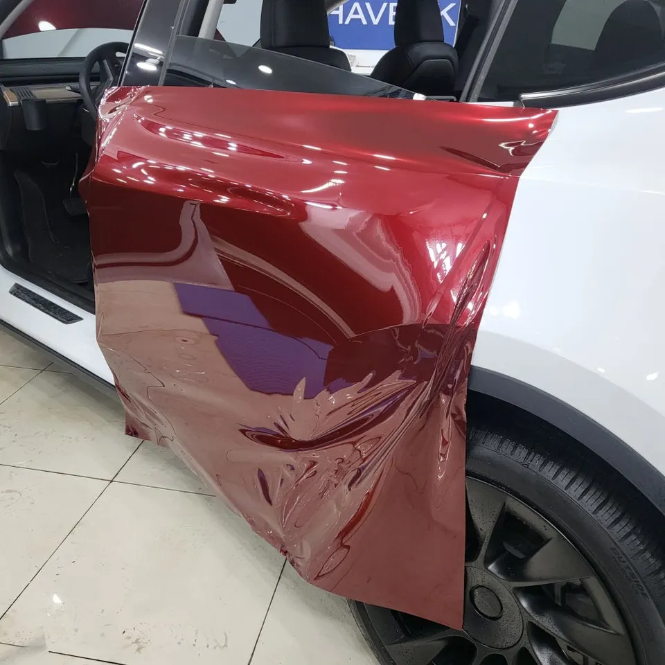 Tesla Model Yのカーラッピング事例｜ヴァンパイアレッド 施工写真 2-3