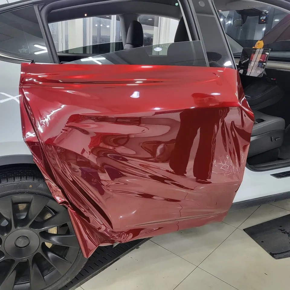 Tesla Model Yのカーラッピング事例｜ヴァンパイアレッド 施工写真 3-3