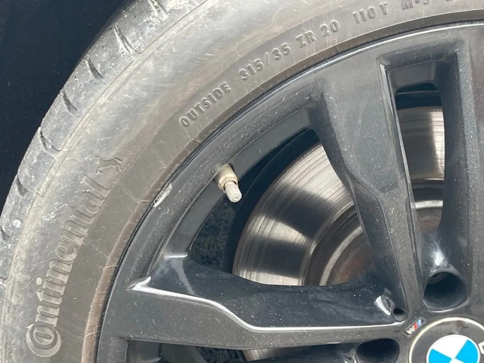 BMW X5 F15 wheel repair - BMW X5 F15 Wheel Refinishing Review — ₩120-180K Gloss Black Restore photo 5