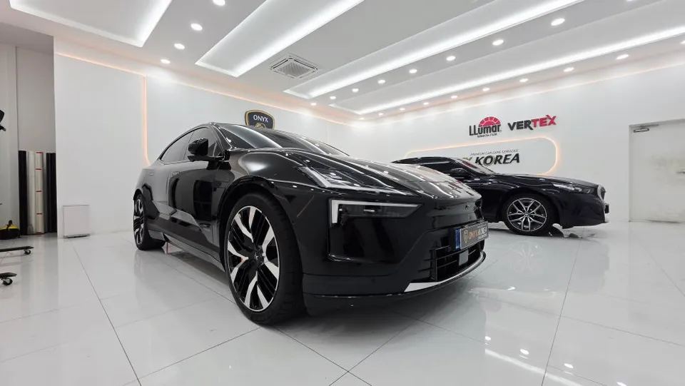Polestar 4のガラスコーティング事例 施工写真 3-2