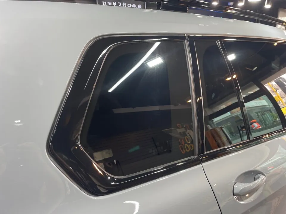 BMW X7のカーラッピング事例｜クロームパーツのブラック化 施工写真 2-2