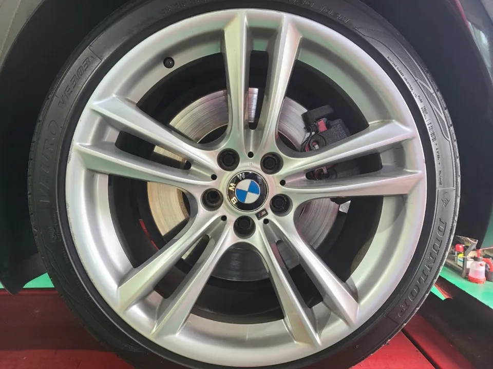 BMW 7 Seriesのホイールリペア・塗装事例 施工写真 2-2