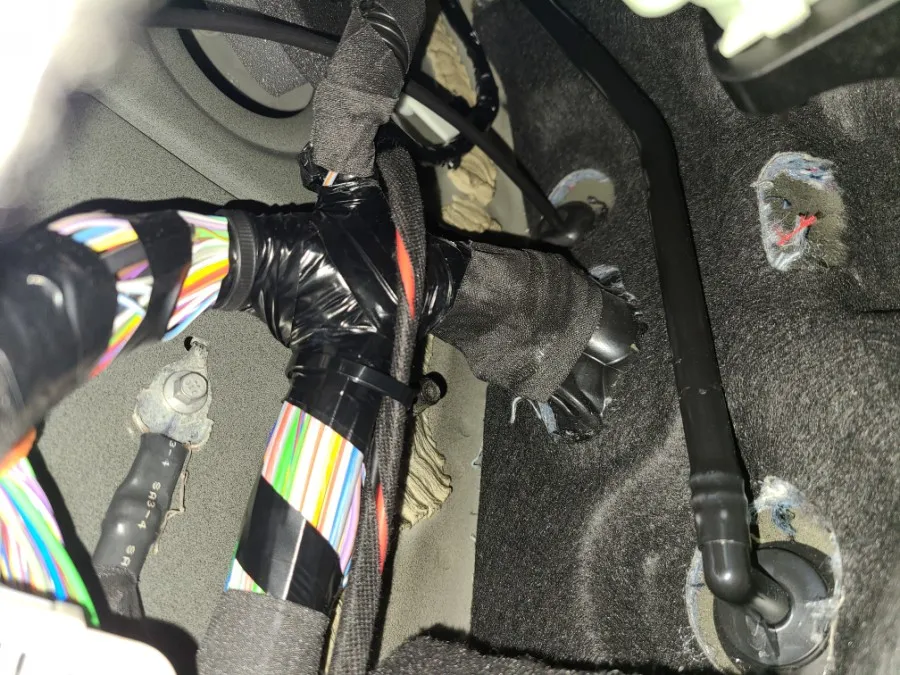 Ford Explorerのドラレコ取付事例｜常時録画化と安心感 施工写真 4-1