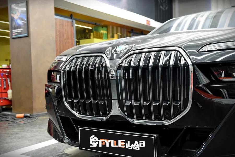 BMW 7 Series vinyl wrap - BMW 7 Series Vinyl Wrap Review - All Black Chrome Delete photo 3