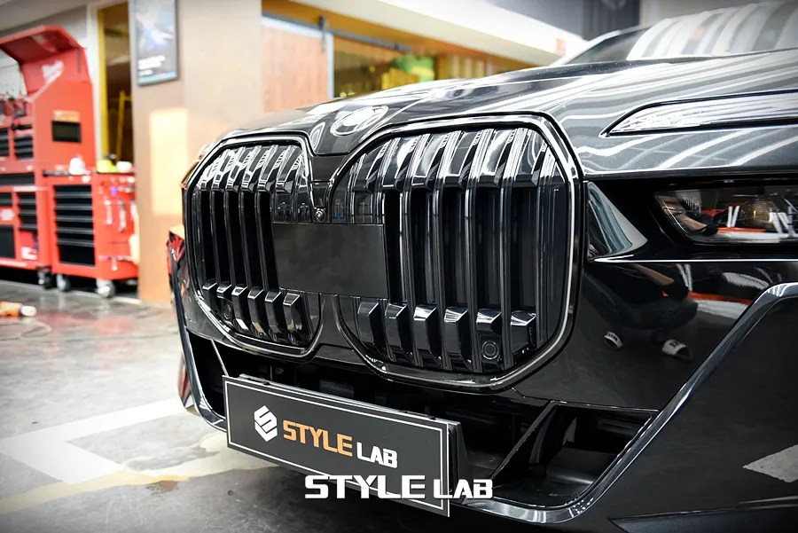 BMW 7 Series vinyl wrap - BMW 7 Series Vinyl Wrap Review - All Black Chrome Delete photo 4